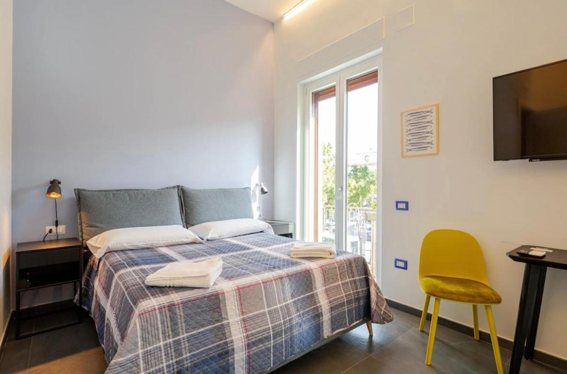 B&B Un Passo Dal Treno Piazza Vittorio Veneto 36-Salerno Station Luaran gambar