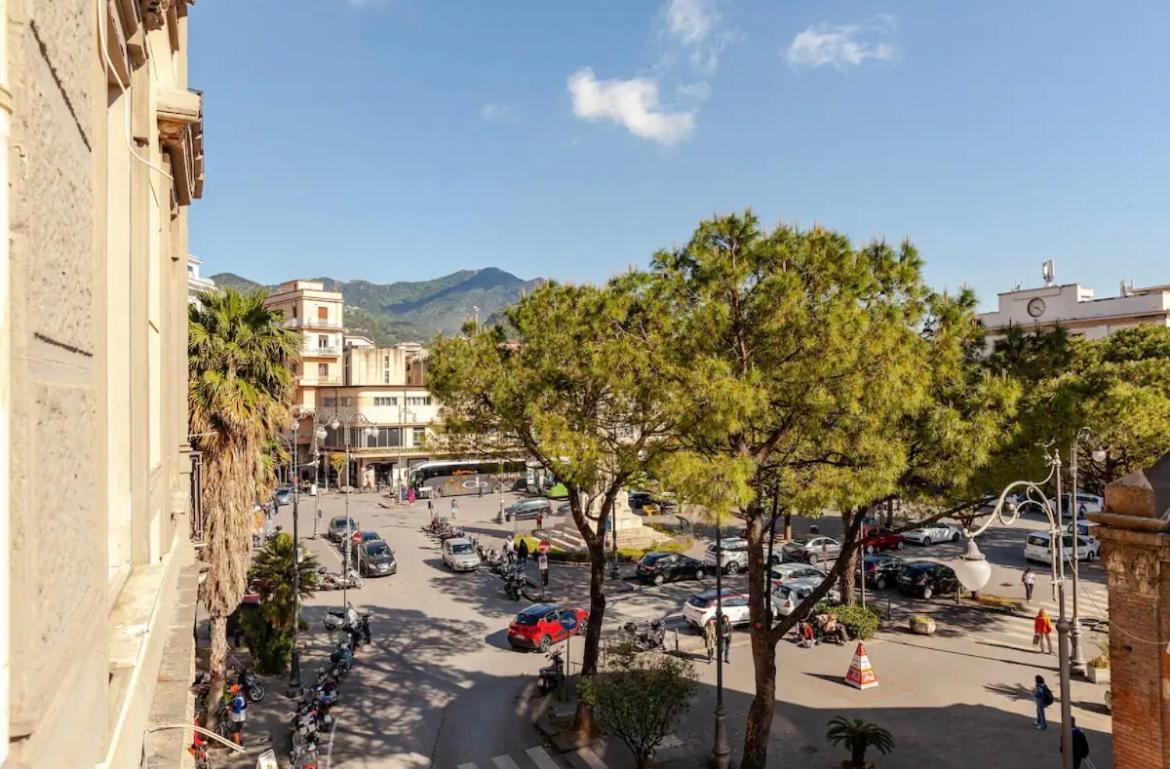 B&B Un Passo Dal Treno Piazza Vittorio Veneto 36-Salerno Station Luaran gambar
